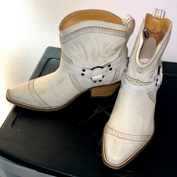 Women’s Size 9 Dingo White Gummy Bear boots $138 value - Picture 2 of 4